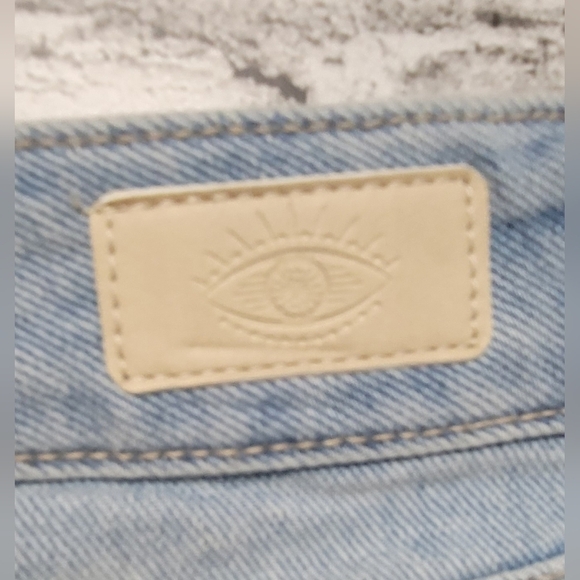 SOFIA Jeans Chi Mid Rise Shorts by Sofia Vergara - Picture 5 of 9